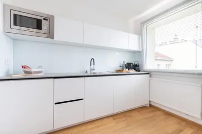 Küche/Küchenzeile in der Unterkunft Modern 1BR Vienna Getaway near tram