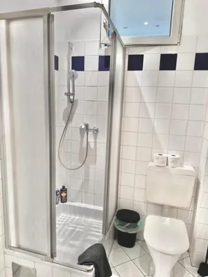 Ein Badezimmer in der Unterkunft Cosy Central Long-Term Apartment