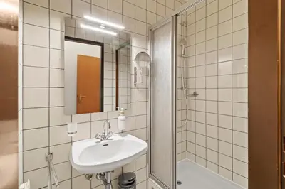 Ein Badezimmer in der Unterkunft Meidling Rooms I 1 Min to U6 I Self Check In