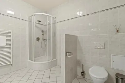 Ein Badezimmer in der Unterkunft Meidling Rooms I 1 Min to U6 I Self Check In