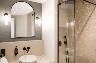 Ein Badezimmer in der Unterkunft HeyMi Apartments Brick Lane Vienna