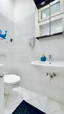 Ein Badezimmer in der Unterkunft Comfy 1-Bedroom Apartment, 12 Minutes from Central Area