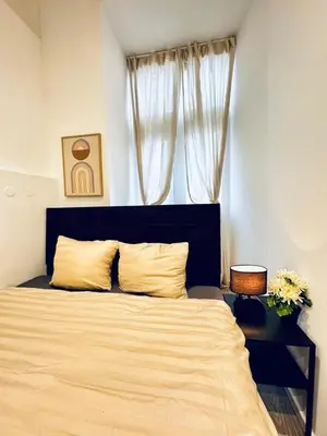 Ein Bett oder Betten in einem Zimmer der Unterkunft Private Rooms in Affordable 5-Bedroom Apartment