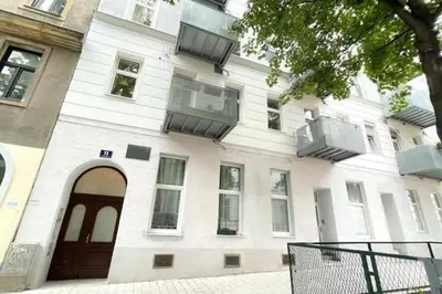 Das Gebäude in dem sich das Ferienhaus befindet