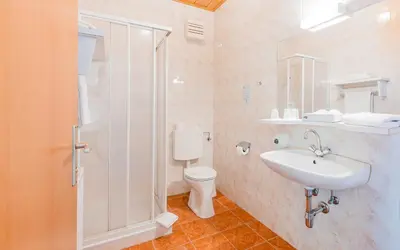 Ein Badezimmer in der Unterkunft Hotel garni Steinfeld