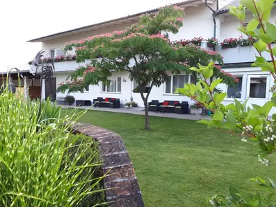 Ein Garten an der Unterkunft Pension Joseph Haydn
