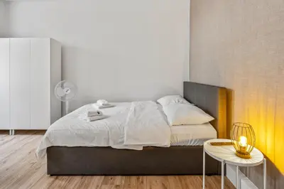 Ein Bett oder Betten in einem Zimmer der Unterkunft cozy city retreat