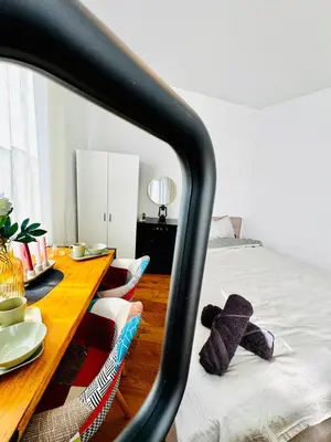 Ein Bett oder Betten in einem Zimmer der Unterkunft Comfortable 5BR Apartment Near Kaufpark Alterlaa