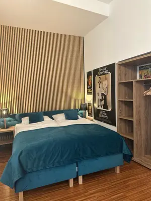 Ein Bett oder Betten in einem Zimmer der Unterkunft PostersApt1-Cozy Cinema Vibes