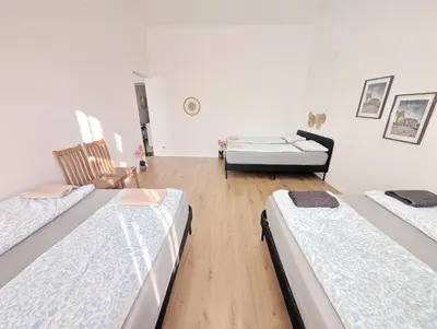Ein Bett oder Betten in einem Zimmer der Unterkunft Lovely Apartment - 15 Min from Airport & City Center, 5 Min from Vienna Main-Bus Station EZ10a