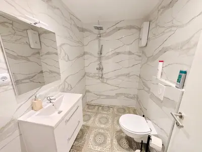 Ein Badezimmer in der Unterkunft Lovely Apartment - 15 Min from Airport & City Center, 5 Min from Vienna Main-Bus Station EZ10a