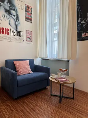 Ein Sitzbereich in der Unterkunft PostersApt2-Cozy Cinema Vibes