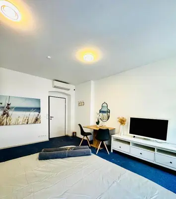 Grundriss der Unterkunft Private Rooms in Spacious 7-Bedroom Apartment, Prime Location