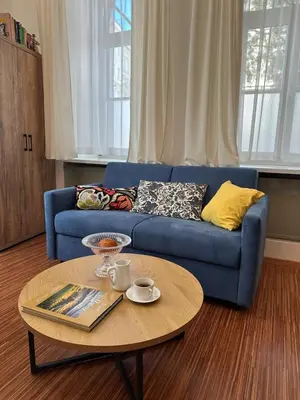 Ein Sitzbereich in der Unterkunft PostersApt3-Cozy Cinema Vibes