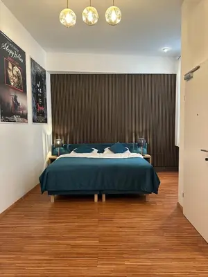 Ein Bett oder Betten in einem Zimmer der Unterkunft PostersApt4-Cozy Cinema Vibes