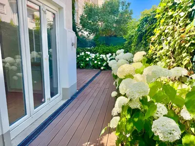 Ein Garten an der Unterkunft Luxury 130 m2 Apartment with Garden