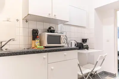 Küche/Küchenzeile in der Unterkunft Affordable Stylish Studio Easy City Access