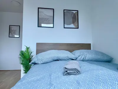 Ein Bett oder Betten in einem Zimmer der Unterkunft Modern Rooftop Apartment with Free Parking