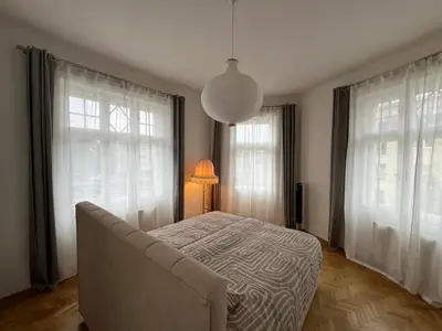 Ein Bett oder Betten in einem Zimmer der Unterkunft A stylish and comfortable 2 bedroom apartment with thoughtful design, private balcony, and a relaxing bathtub, making it perfect for well being and cozy city living