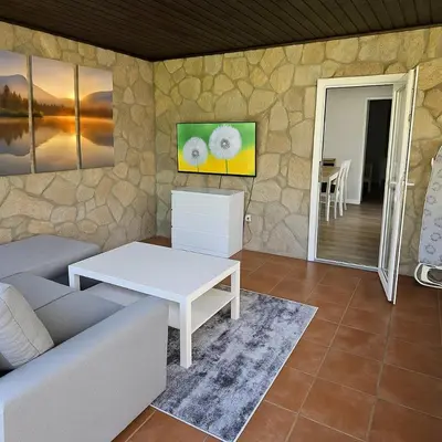 Ein Sitzbereich in der Unterkunft House with garden near Vienna & airport