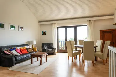 Ein Sitzbereich in der Unterkunft Sunset View Weekend house with lake view, balcony, garden, parking