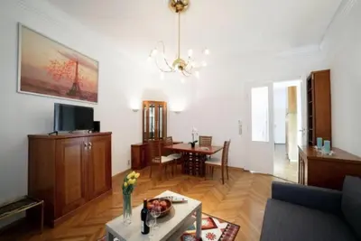 TV/Unterhaltungsangebot in der Unterkunft Classical Apartment with Shared Balcony & Free Parking