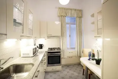 Küche/Küchenzeile in der Unterkunft Classical Apartment with Shared Balcony & Free Parking