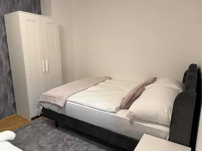 Ein Bett oder Betten in einem Zimmer der Unterkunft Luxury Apartment with Patio - Free Parking