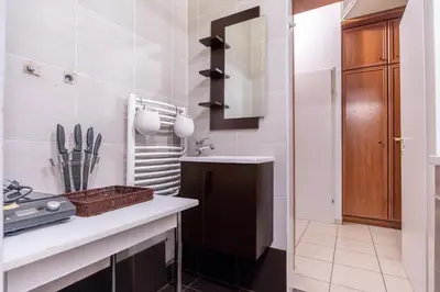 Grundriss der Unterkunft Cozy 2BR City Retreat Prime Central Location