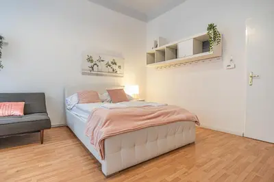 Grundriss der Unterkunft Cozy 2BR City Retreat Prime Central Location