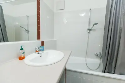 Ein Badezimmer in der Unterkunft Beautiful and Bright Apartment in a Prestigious Area