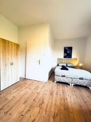 Ein Bett oder Betten in einem Zimmer der Unterkunft Central 8BR Apt, with Garden & Tarrace, Sleeps 17