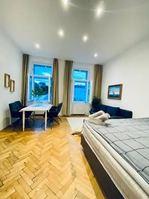 Ein Bett oder Betten in einem Zimmer der Unterkunft Comfortable 1BR Apartment By Westbahnhof