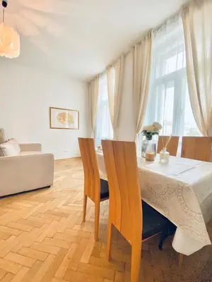 Ein Sitzbereich in der Unterkunft 2-Bedroom Apartment, Sleeps Six, 4-Min Walk to Stadthalle