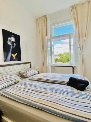 Ein Bett oder Betten in einem Zimmer der Unterkunft Comfortable Private Rooms in 5BR Accommodation, 7-Min Walk to Westbahnhof
