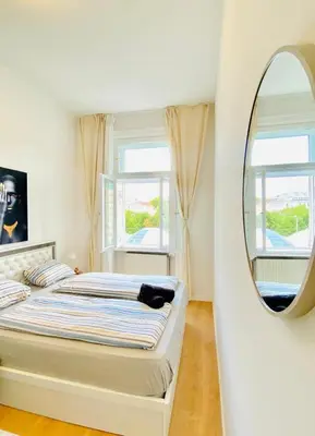 Ein Bett oder Betten in einem Zimmer der Unterkunft Comfortable Private Rooms in 5BR Accommodation, 7-Min Walk to Westbahnhof