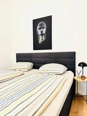 Ein Bett oder Betten in einem Zimmer der Unterkunft Comfortable Private Rooms in 5BR Accommodation, 7-Min Walk to Westbahnhof