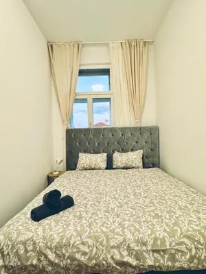 Ein Bett oder Betten in einem Zimmer der Unterkunft Elegant 4BR Apt, Prime Location Near Westbahnhof