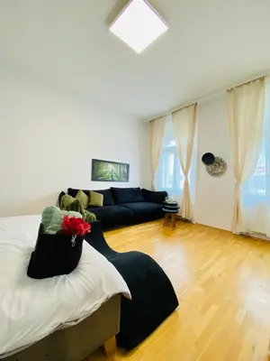Ein Bett oder Betten in einem Zimmer der Unterkunft Bright 2BR Retreat Steps from Westbahnhof