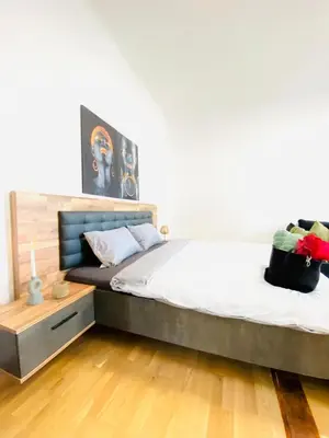 Ein Bett oder Betten in einem Zimmer der Unterkunft Bright 2BR Retreat Steps from Westbahnhof