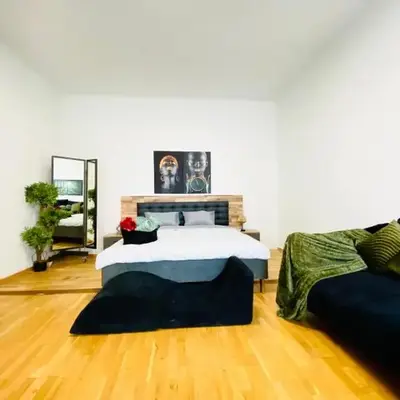 Bright 2BR Retreat Steps from Westbahnhof