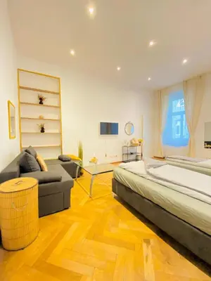 Ein Bett oder Betten in einem Zimmer der Unterkunft Spacious 2BR Apartment 7 Min from Westbahnhof