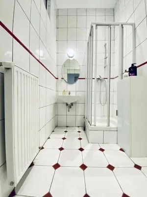 Ein Badezimmer in der Unterkunft Spacious 2BR Apartment 7 Min from Westbahnhof
