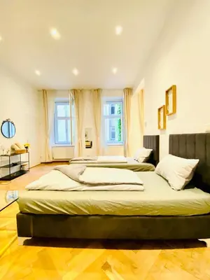 Ein Bett oder Betten in einem Zimmer der Unterkunft Spacious 2BR Apartment 7 Min from Westbahnhof