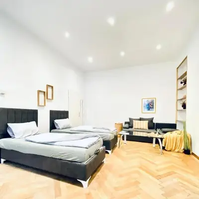 Spacious 2BR Apartment 7 Min from Westbahnhof