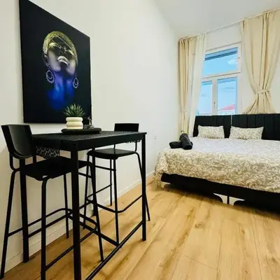 Elegant Private Rooms in 4BR Apartment Near Westbahnhof