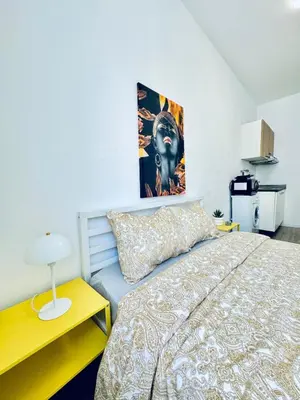 Ein Bett oder Betten in einem Zimmer der Unterkunft Elegant Yet Affordable Palace Studio