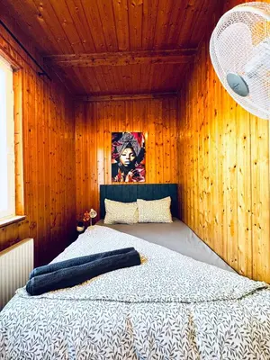 Ein Bett oder Betten in einem Zimmer der Unterkunft Budget Friendly House with Garden for 25 Guests