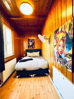 Ein Bett oder Betten in einem Zimmer der Unterkunft Budget Friendly House with Garden for 25 Guests