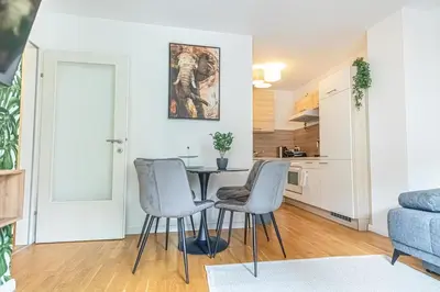 Küche/Küchenzeile in der Unterkunft Sweet 1BR &1LR with Balcony, 9 Min to City Center